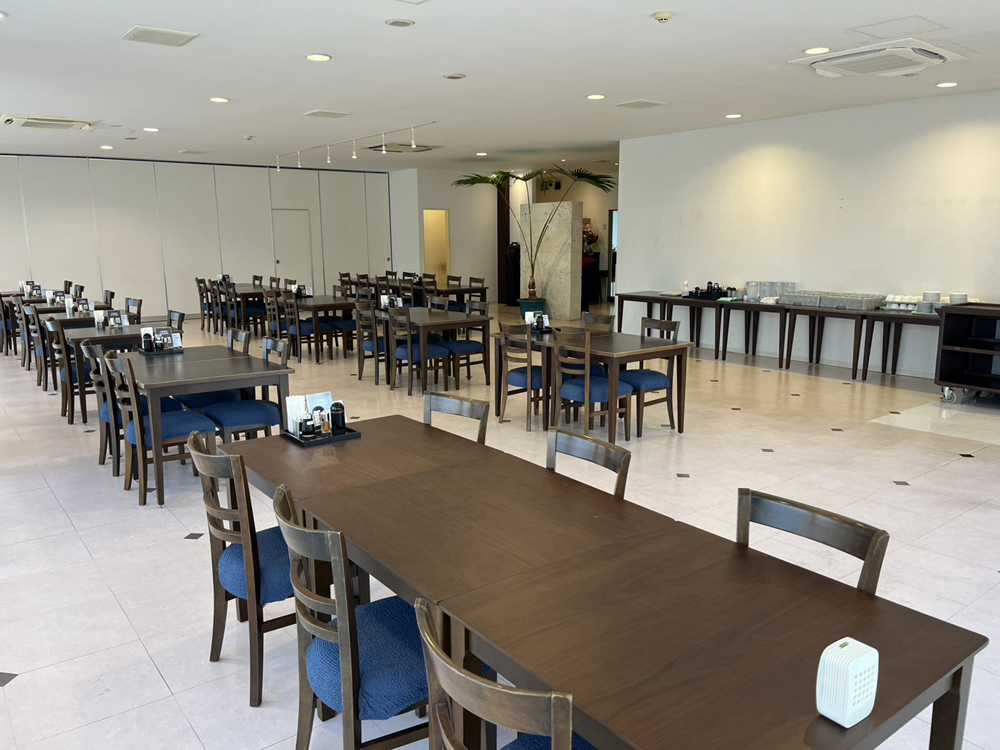 ホテルでのんびりお食事を楽しむ様子